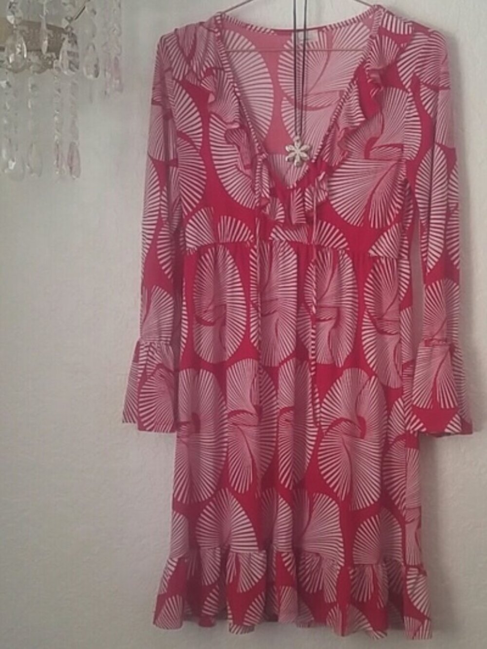 Susie SZ S Abstract Mini White & Red Ruffled Hem & Sleeves V-Neck Tied Dress